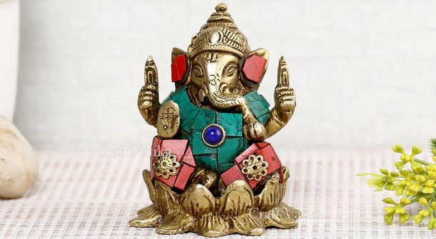 People bring Ganesh idol for home decor and offer prayers